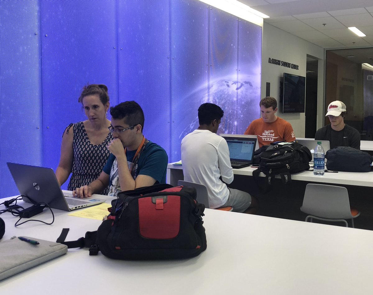 UTAerospace's tweet photo. Welcome to ASE/EM #UT23–and good luck registering for classes today. We can’t wait to have y’all on campus this fall! 🤘🚀✈️#UTOrientation #LonghornStateofMind #TexasEngineers https://t.co/hHFE9iUI6Z