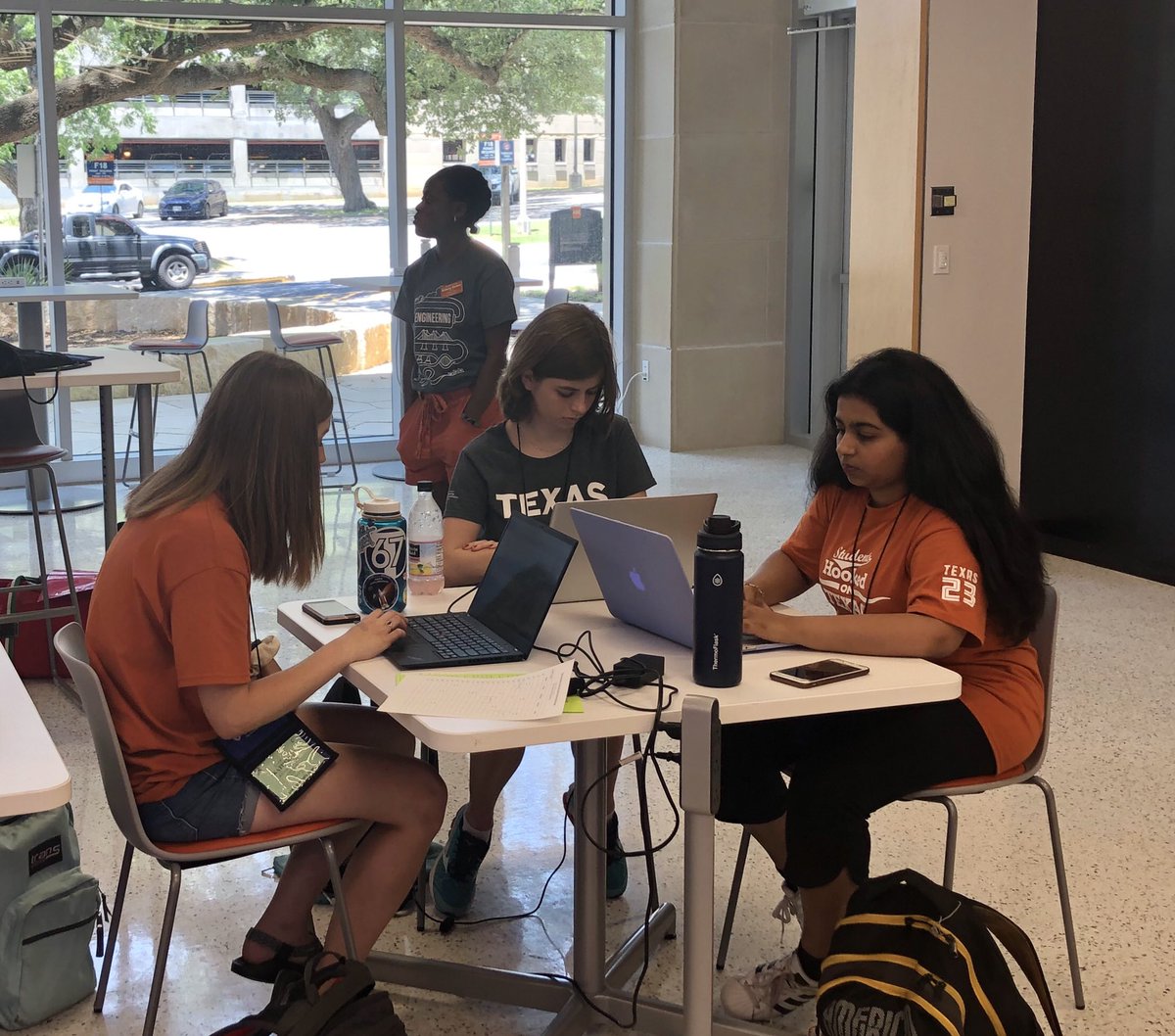 UTAerospace's tweet photo. Welcome to ASE/EM #UT23–and good luck registering for classes today. We can’t wait to have y’all on campus this fall! 🤘🚀✈️#UTOrientation #LonghornStateofMind #TexasEngineers https://t.co/hHFE9iUI6Z