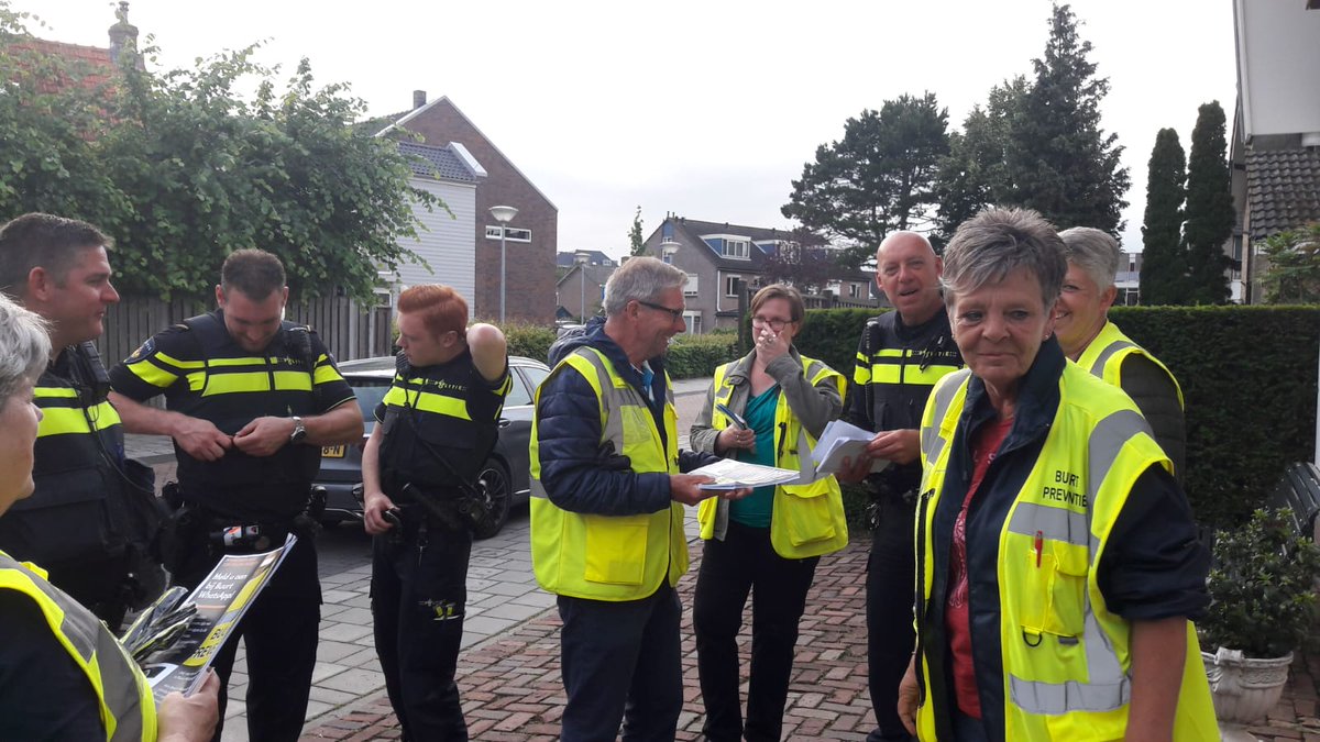 BeheerdersH's tweet photo. Flyer Actie door Buurtpreventie team Zeeheldenwijk #OudBeijerland en @POL_HWaard #EuropeanFocusDay #maakhetzeniettemakkelijk #inbraakpreventie https://t.co/k30NCPaets