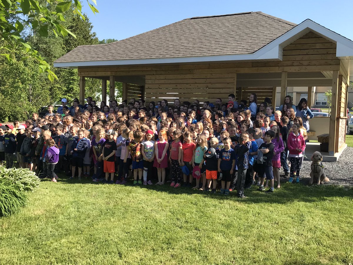 caronluc's tweet photo. Nouvelle classe extérieure à l’école Régionale St-Basile.  Un bel exemple de synergie entre le DSFNO et ses communautés.  Merci à tous ceux qui ont rendu cette initiative possible 👍👍 #DSFNO https://t.co/hLSsY5RsNo