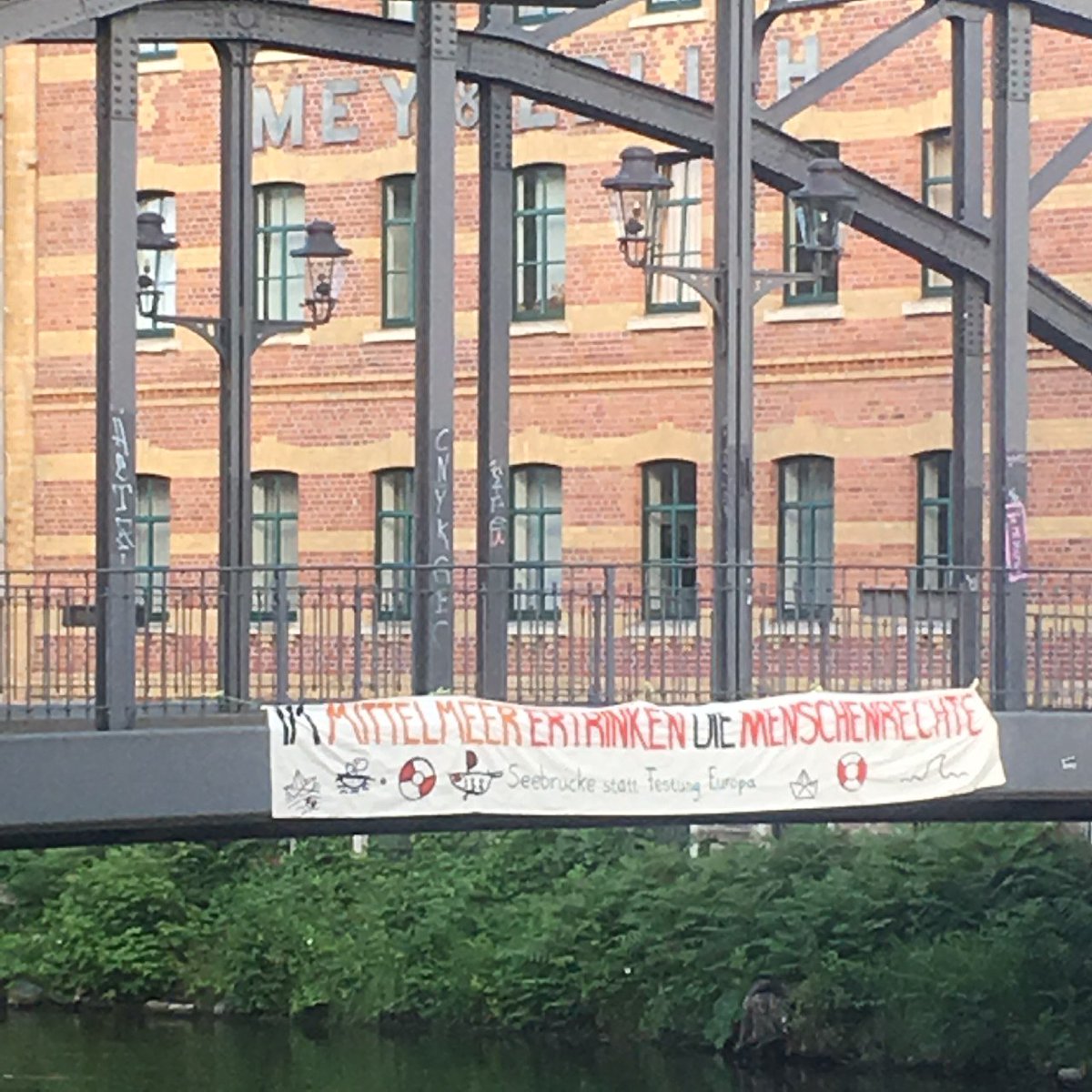 Solidarische Grüße aus Leipzig gehen an die @yacht_fleet von der @SEENOTRETTUNG denn #SeenotrettungIstKeinVerbrechen!

#SeaRescueIsNotACrime #solidarity #Seenotrettung #TogetherForRescue #Right2Rescue