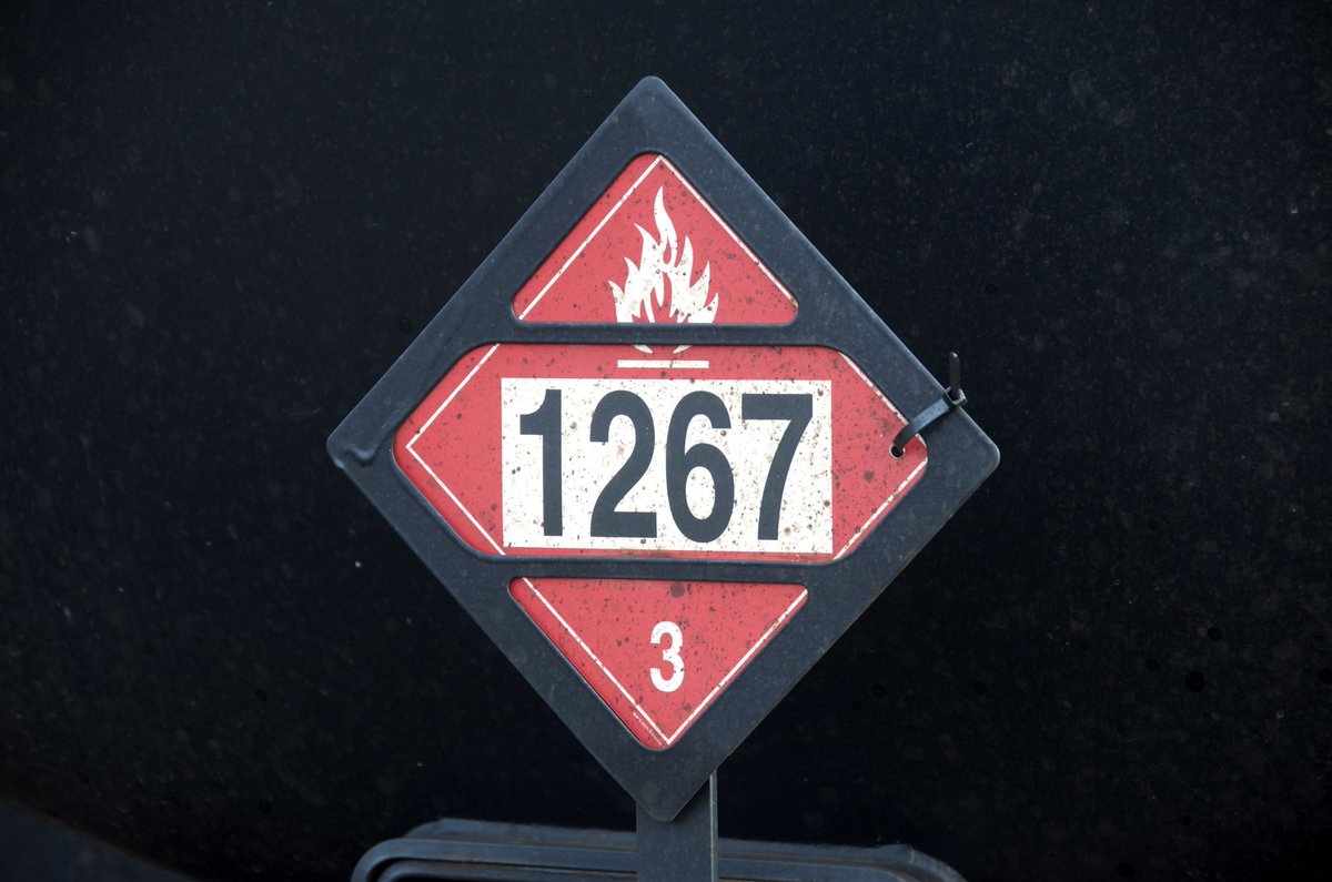 oiltrainwatchOR's tweet photo. 🛑 How can you know if it's an oil train? Look for placard number 1267. 🛑 

1267 = crude oil and/or tar sands. Both are polluting, flammable, explosive, and rolling through our neighborhoods. It must stop! Let's keep each other informed &amp; alert. https://t.co/8aktR90xUs