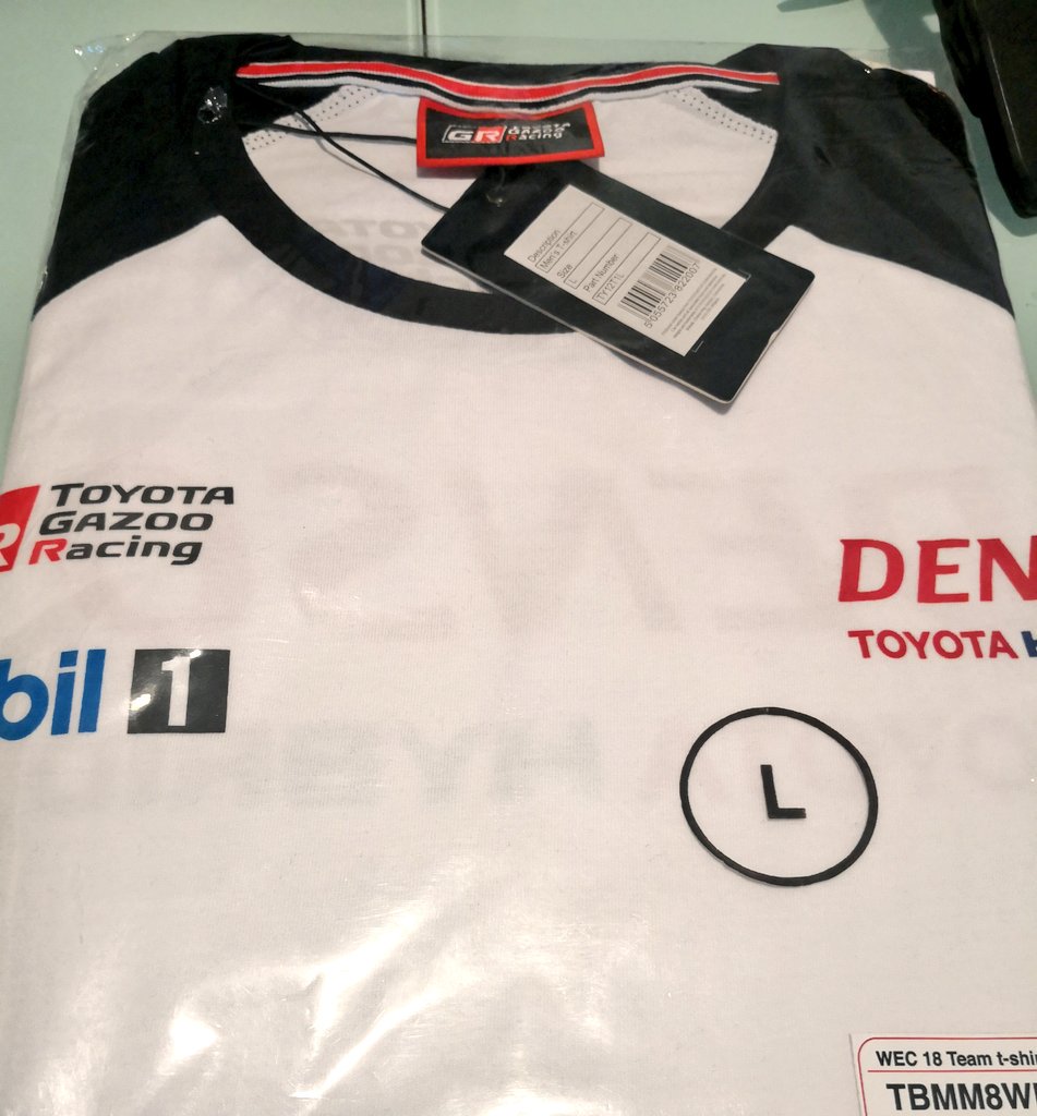 ¡Qué emoción en Le Mans! O sea q maleta y para Paul Ricard. Pero claro, me llevé regalos y todo no cabe en #miarmario. Me quedó fuera este polo de <a href="/Toyota_Esp/">Toyota España</a> @Toyota_Hybrid y esta entrada firmada por Alonso y por Pechito. Sabía q 1 de los 2 ganaría. Ya sabes, retuit, follow y 🍀