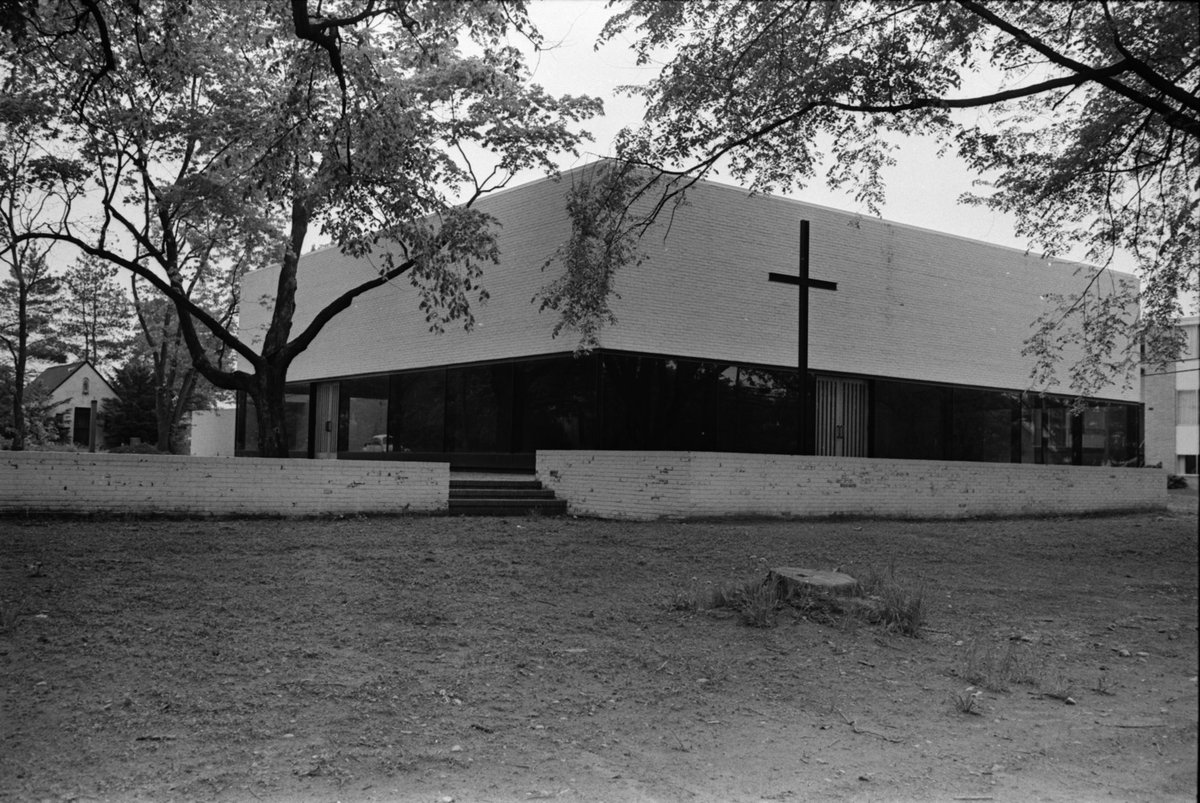 David Osler, St. Clare’s Episcopal/Temple Beth Emeth (1969) /// Osler‘s minimalist design for St. Clare’s won him the 1970 Michigan AIA Honor Award. The church later invited the Reform synagogue Beth Emeth to share their space, and a Star of David was added next to the cross.