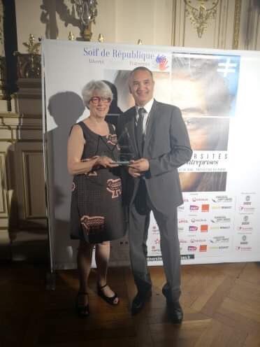 diversites2020's tweet photo. Le trophée de l’intégration en entreprise est remis par Marie-Claude FOUCRÉ déléguée régionale – @Orange_France à @Nes_et_Cite 
#diversites2019 #prefecturedurhone #progresevenements #19juin2019 #diversitesetentreprises https://t.co/Q71bWxkAbc