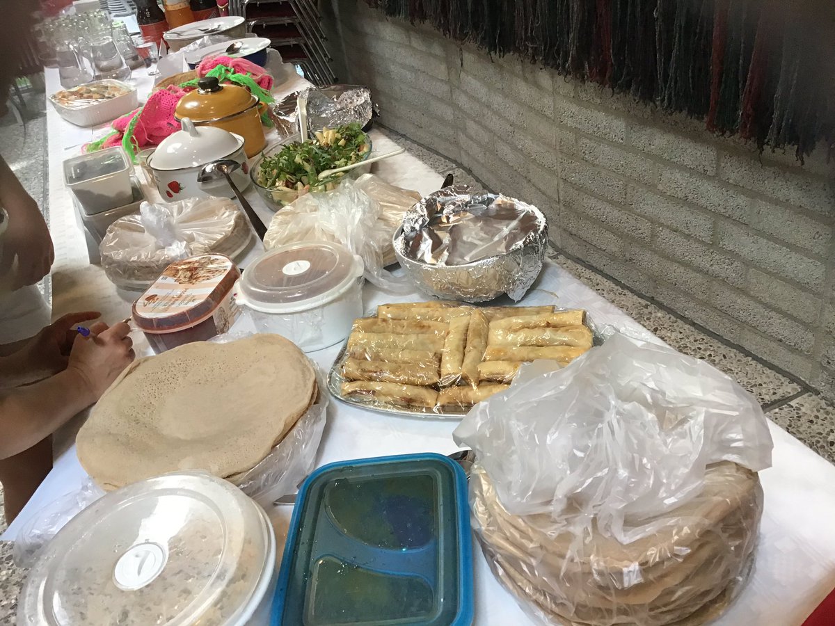 TaalhulpEde's tweet photo. Veel gezelligheid gisteren tijdens de multiculturele maaltijd in de Open Hof in #Ede  #injera, #loempia #salade en nog veel meer lekkers was er meegebracht om te delen, net als mooie #verhalen uit allerlei #culturen.  #datdoenwevaker @EdeCvv @MalkanderEde https://t.co/es8Bg8sFrC