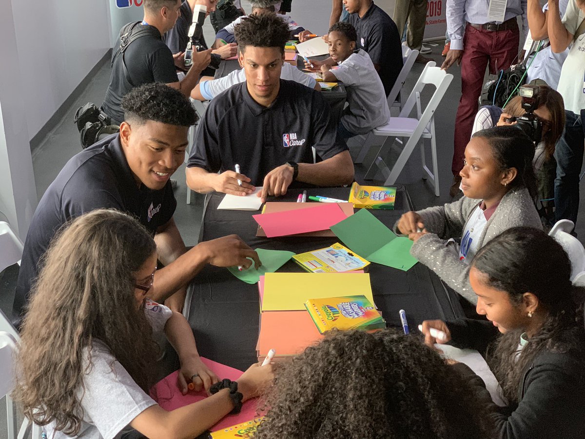 日本時間21日（金）8時にはじまる #NBADraft を控えた前日、日本人史上初の1巡目上位指名の期待がかかる八村塁（<a href="/rui_8mura/">Rui “Louis” Hachimura 八村 塁</a> ）選手がNBA Caresの活動に参加しています✊

報道陣の多さからニューヨークでも注目度の高さを感じられます🔥