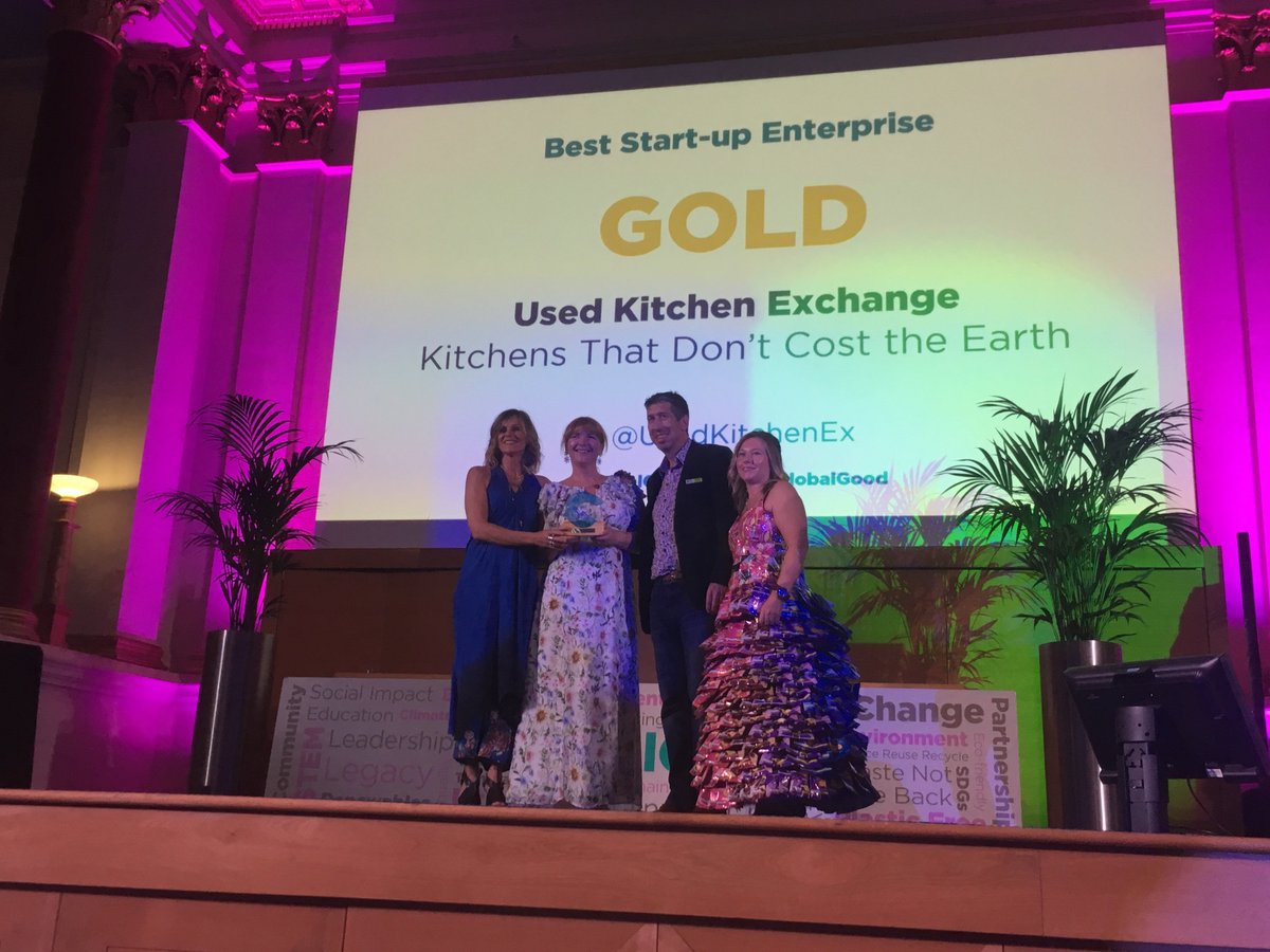 .@karensuttoneco (wearing that dress!) presenting the gold award to @UsedKitchenEx at the @GlobalGoodAward 🏆