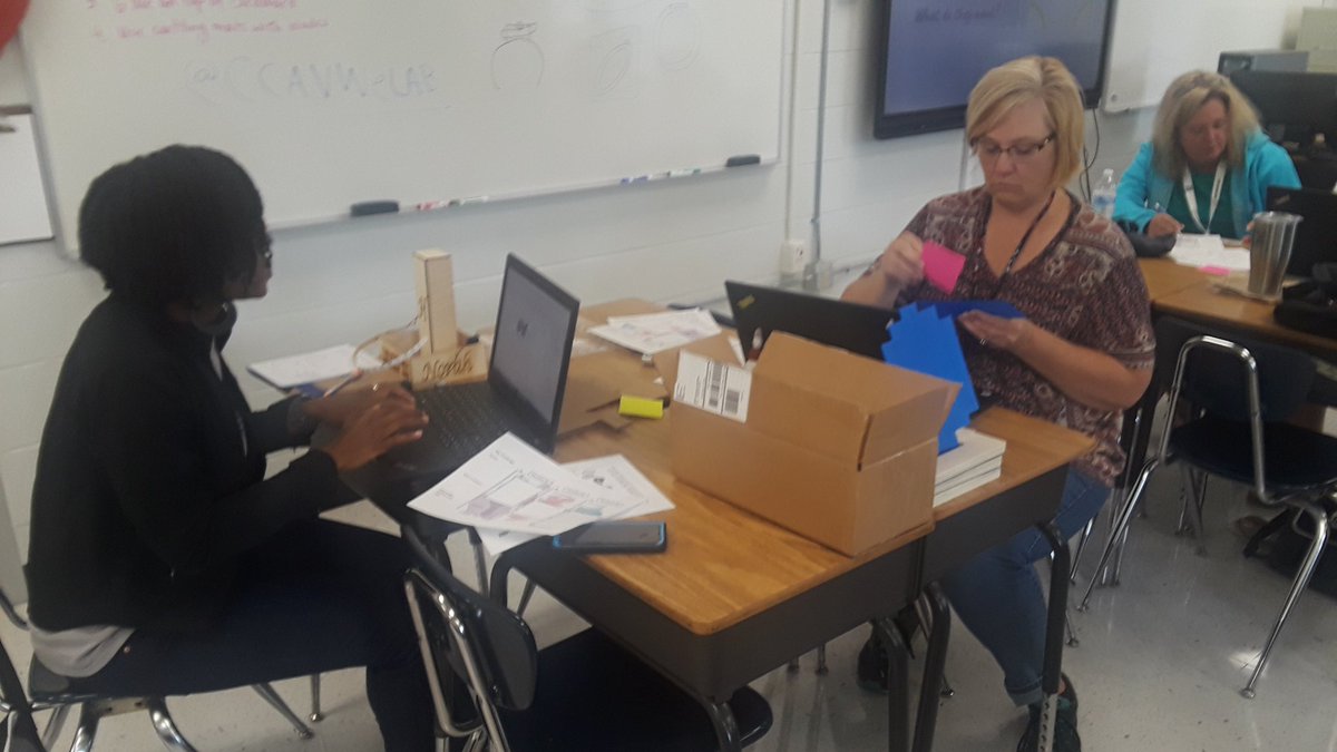 ChristinaZerr's tweet image. #ChattFAB19 @CCAVWeLab  Classroom Maker design thinking and collaboration at work