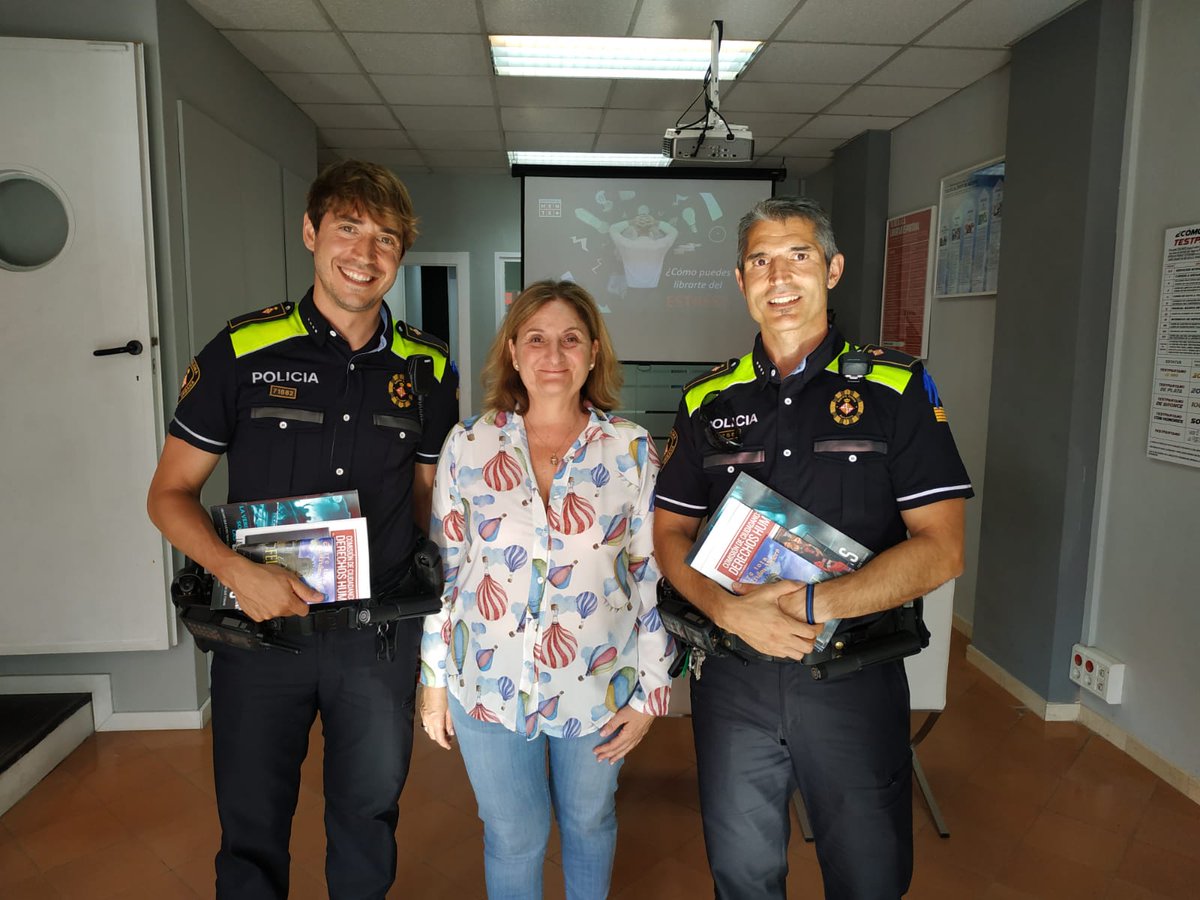 ScientologyBCN's tweet photo. Hoy 2 agentes del Area de Proximidad de l'Eixample de la @barcelona_GUB nos han visitado para conocernos y colaborar en la creacion de una mejor Barcelona, con diversidad, seguridad, bienestar y respeto. #barcelonadiversa #barcelonaunica #barcelonaunida @ScientologyTV https://t.co/pJImSMoavd