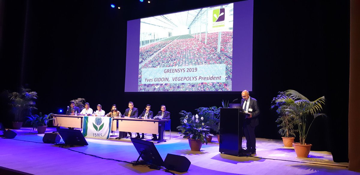 VEGEPOLYSVALLEY's tweet photo. Cérémonie de clôture de #GreenSys #Angers, occasion de féliciter organisateurs @INRA_PL @_Ctifl @agrocampusouest mais aussi de présenter notre pôle pour plus de collaborations internationales et donner RDV pour le congrès mondial de l '#horticulture #IHC2022 https://t.co/Nw00k3iVTW