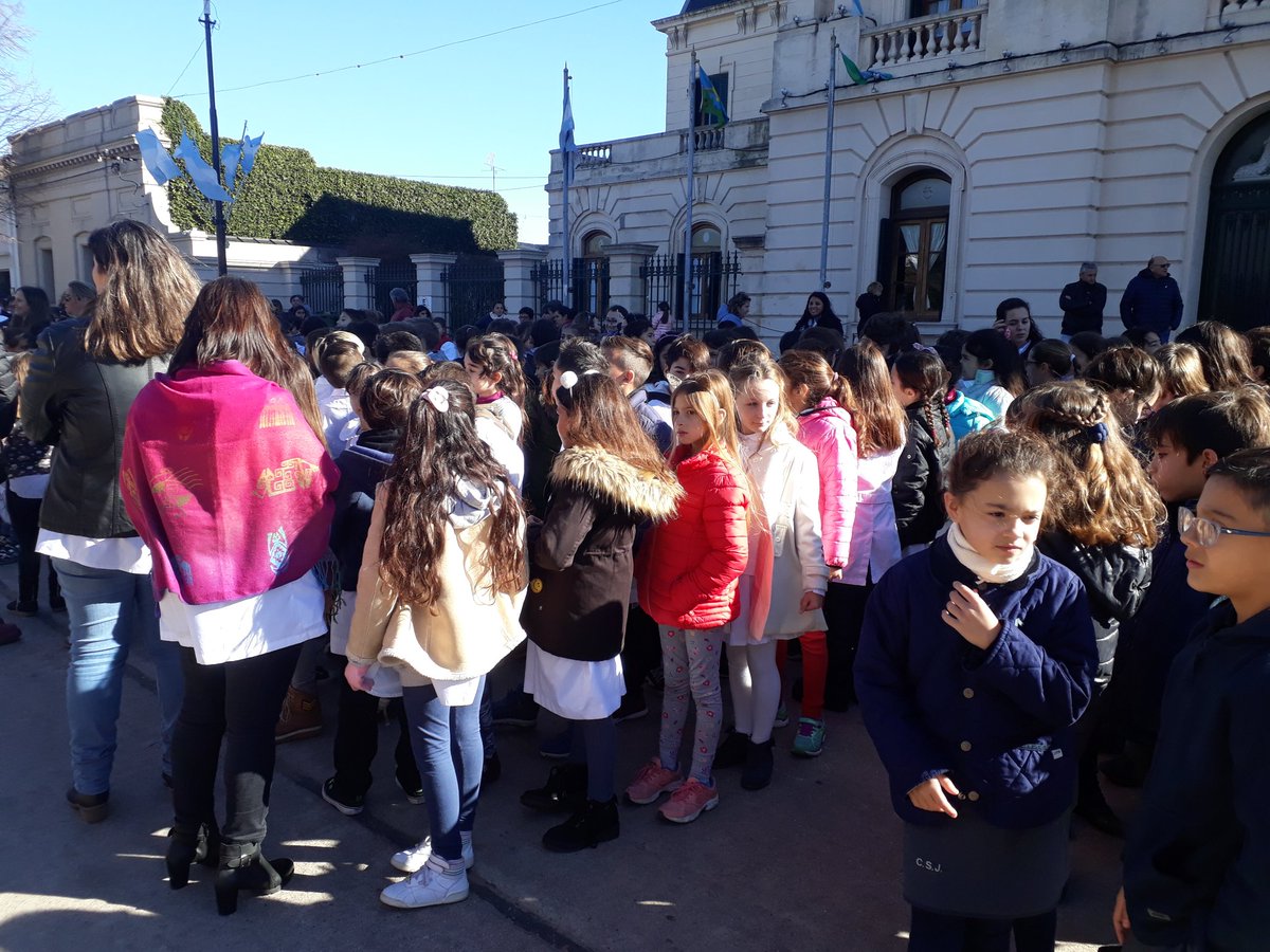 AlianoInes's tweet photo. Mamás,  papas, abuelas , vecinos, amigos ,docentes, testigos emocionados de una promesa más de los alumnos a nuestra querida Bandera.
Bragado https://t.co/cXuqZQigTR
