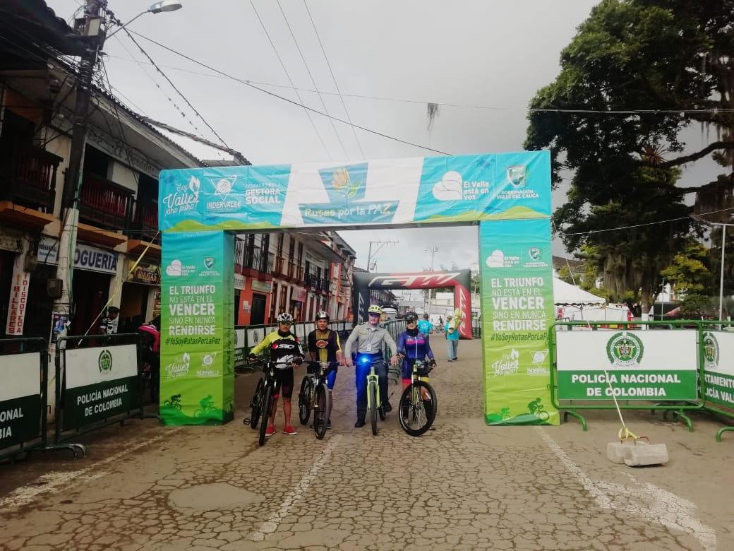 Senalalaire's tweet photo. #VacacionesEnConvivencia En Calima Darien  @DevalPolicia acompañó la "Ciclotravesía Rutas por la Paz", enfoncando acciones preventivas campaña #OjosEnTodasPartes, con prestadores de servicios acuáticos del #LagoCalima. Así mismo se revisaron elementos de seguridad para turistas. https://t.co/VZwyYrPGgj