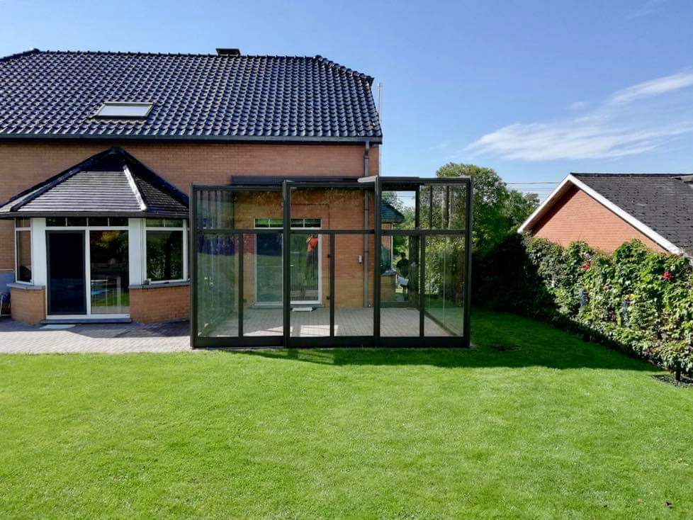 This lovely veranda was fitted in front of the downpipe and includes a rear door,access from the side path.