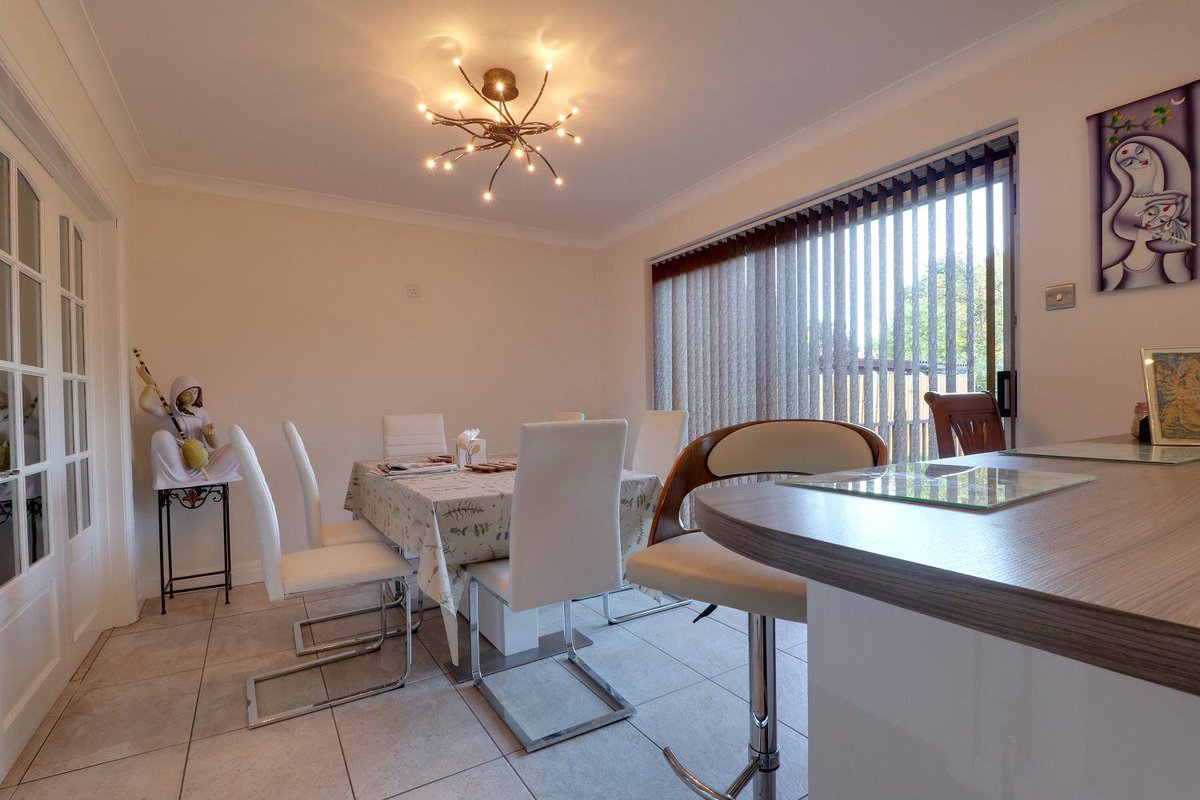 Take a look around this exceptional five bedroom detached house in a quiet cul de sac of South Benfleet. There is plenty of space for the whole family here with four reception rooms and 100ft garden. flinklp.haart.co.uk/ForSaleV5/?pro…
