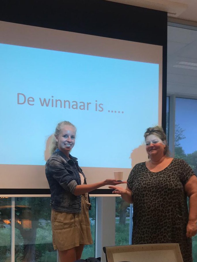 Pearz_sc's tweet photo. Vandaag hebben wij onze liquiditeitaandeelhoudersvergadering gehad. Waarbij wij het voornamelijk hebben gehad over de opbrengsten en uitgaves van de afgelopen periode. 📈Op het eind hebben we nog een leuke quiz hebben gespeeld. De winnares nam een bekernap mee naar huis! 🎉🤩 https://t.co/lx6EZtVmqm