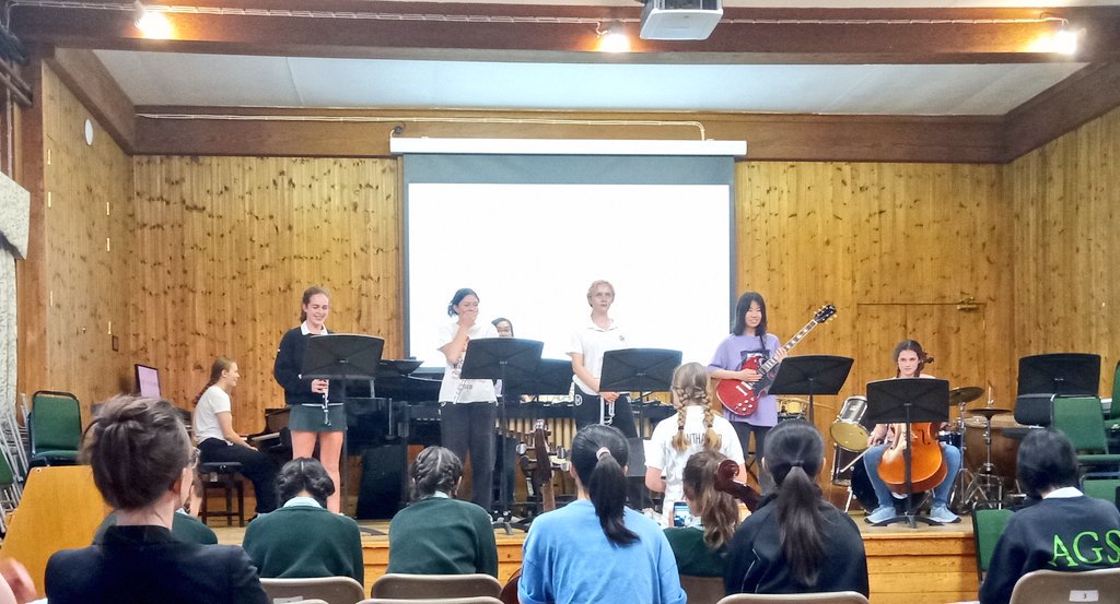 DowneHouseMusic's tweet photo. L5 perform John Cage's 4.33 #soundofsilence #dontgetthegiggles #isthismusic #practicedhard #BTHD19 #DHMusic https://t.co/CJoE0wzNgc