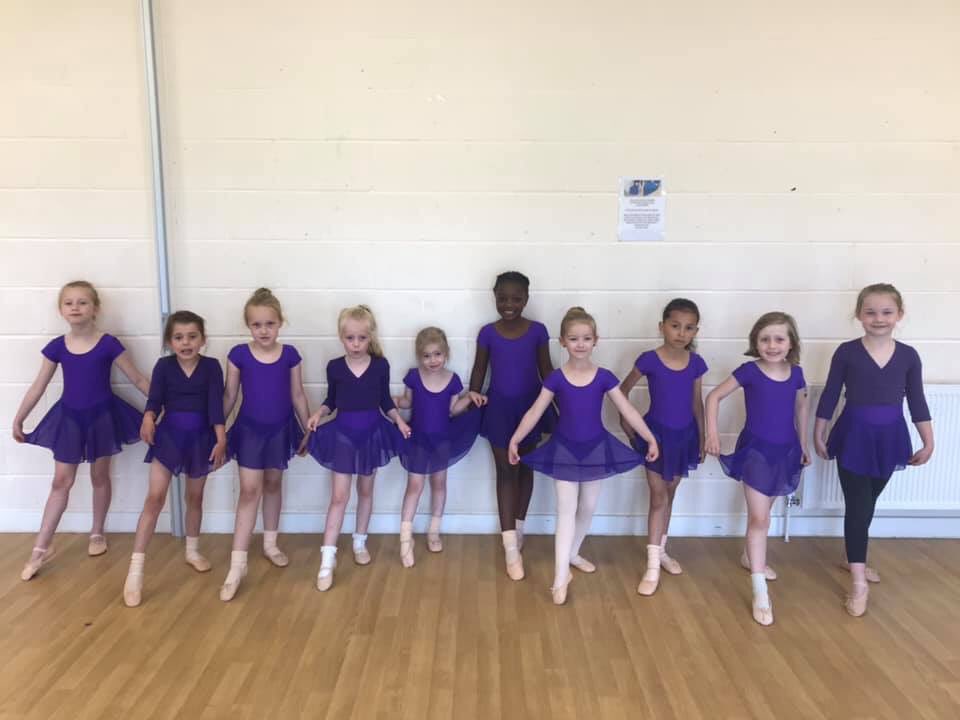 Emerald_Dance1's tweet photo. ⭐️ New Ballet Class! ⭐️

For ages 6+  ‼️FIRST LESSON FREE‼️

Benington Village Hall, Walkern Road. 
Benington. SG2 7LJ

Wednesdays 5-5.45pm £4.50 per class. 

⭐️ Opportunities to perform! ⭐️
#balletdanceclass #stevenage #beningtonvillage https://t.co/xVWdMOU4ch