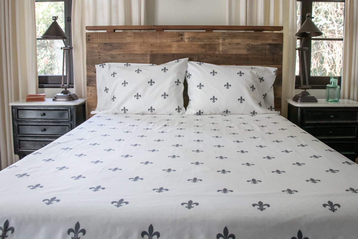 ThreadEx's tweet image. Happy #PrideMonth! 🌈⚜️ We've got the perfect sheets fit for a King or Queen! Shop now at threadexperiment.com/sheet-set-fleu…