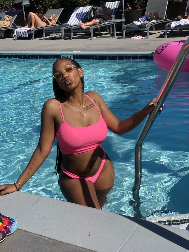 _arxxx's tweet photo. now i got thirty-two flavors of dat bootylicious bubblegum 💋 https://t.co/dI2BLpw9ML