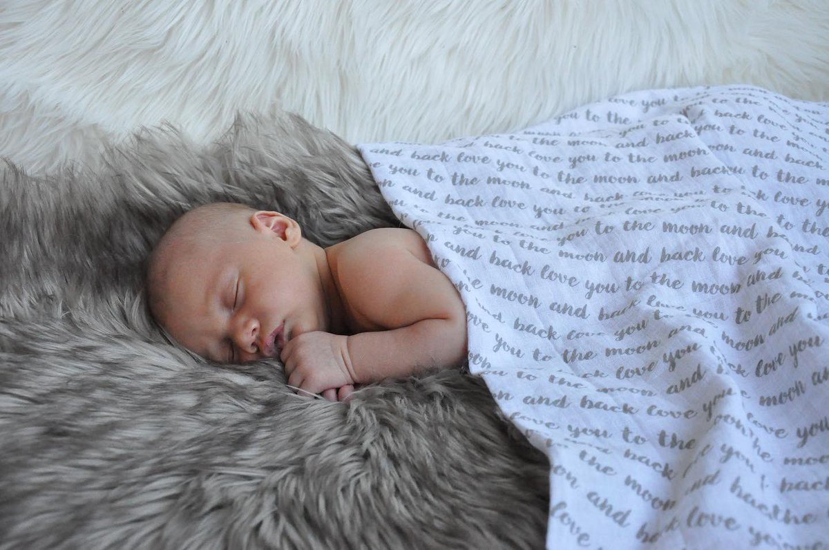 CourtneySnow222's tweet photo. To the moon and back 🌙💕💫 

#littlemoon #newborn #photography #nikon https://t.co/AtUs3bNDFf