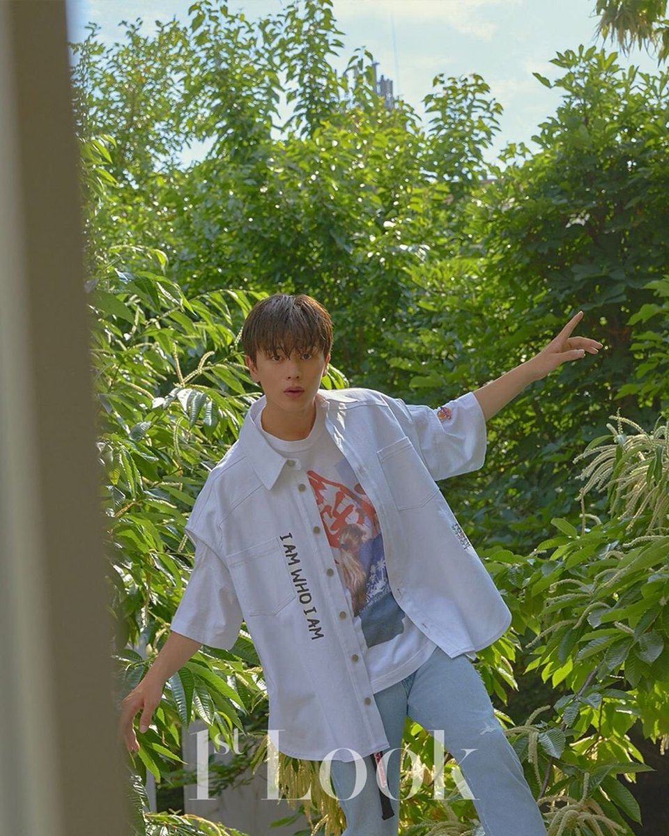 sungjaeya_bhang's tweet image. #눈부심주의 뜨거운 태양 아래 청량미 가득한 #육성재 를 포착했어요.☀️ 맑은 하늘, 푸른 나무와 함께 선 #육잘또.🌴 퍼스트룩 178호에서 얼굴이 열일한 화보와 솔직한 인터뷰까지 확인하세요.❤️ .

#퍼스트룩 인스타그램에 #성재 #육성재 
(instagram.com/p/By6Yqa0B_8S/…)