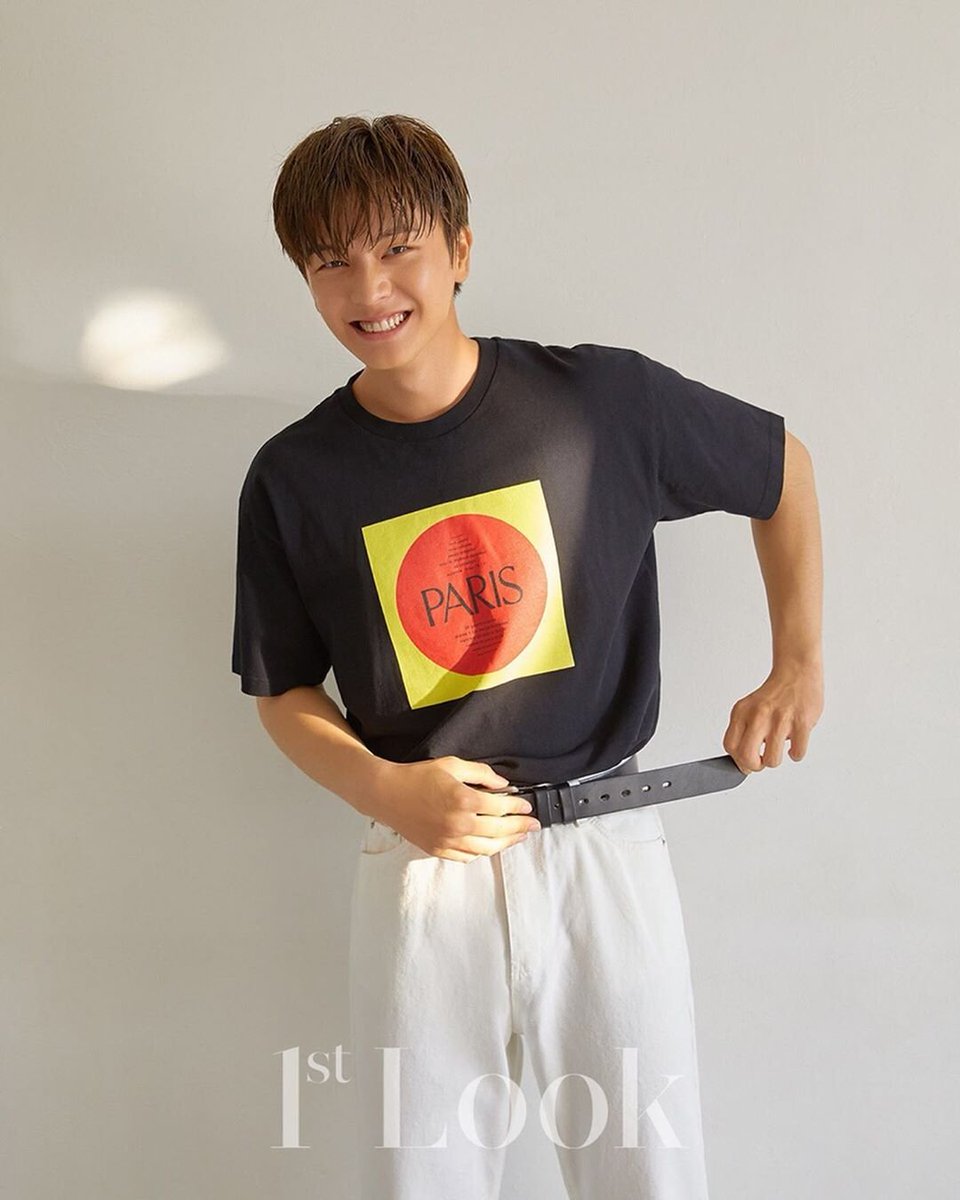 sungjaeya_bhang's tweet image. #눈부심주의 뜨거운 태양 아래 청량미 가득한 #육성재 를 포착했어요.☀️ 맑은 하늘, 푸른 나무와 함께 선 #육잘또.🌴 퍼스트룩 178호에서 얼굴이 열일한 화보와 솔직한 인터뷰까지 확인하세요.❤️ .

#퍼스트룩 인스타그램에 #성재 #육성재 
(instagram.com/p/By6Yqa0B_8S/…)