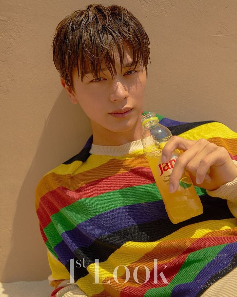 sungjaeya_bhang's tweet image. #눈부심주의 뜨거운 태양 아래 청량미 가득한 #육성재 를 포착했어요.☀️ 맑은 하늘, 푸른 나무와 함께 선 #육잘또.🌴 퍼스트룩 178호에서 얼굴이 열일한 화보와 솔직한 인터뷰까지 확인하세요.❤️ .

#퍼스트룩 인스타그램에 #성재 #육성재 
(instagram.com/p/By6Yqa0B_8S/…)