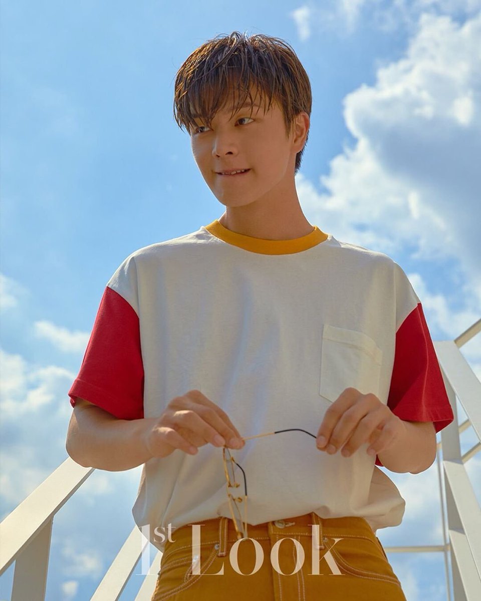 sungjaeya_bhang's tweet image. #눈부심주의 뜨거운 태양 아래 청량미 가득한 #육성재 를 포착했어요.☀️ 맑은 하늘, 푸른 나무와 함께 선 #육잘또.🌴 퍼스트룩 178호에서 얼굴이 열일한 화보와 솔직한 인터뷰까지 확인하세요.❤️ .

#퍼스트룩 인스타그램에 #성재 #육성재 
(instagram.com/p/By6Yqa0B_8S/…)