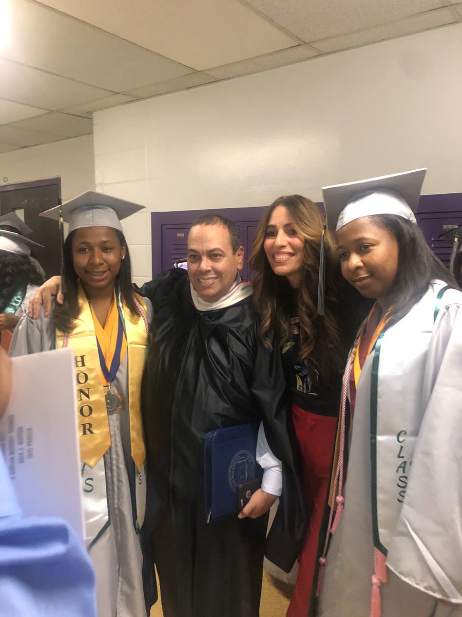 SenMTeresaRuiz's tweet photo. Congratulations to @ahs550 Class of 2019! May you continue to be #trailblazers, shatter glass ceilings, and come back to Newark to enrich our communities with your talent. 
#Graduation #Arts #FollowYourDreams #AchieveBelieveBelong #ClassOf2019 https://t.co/gAxFzz1u4M