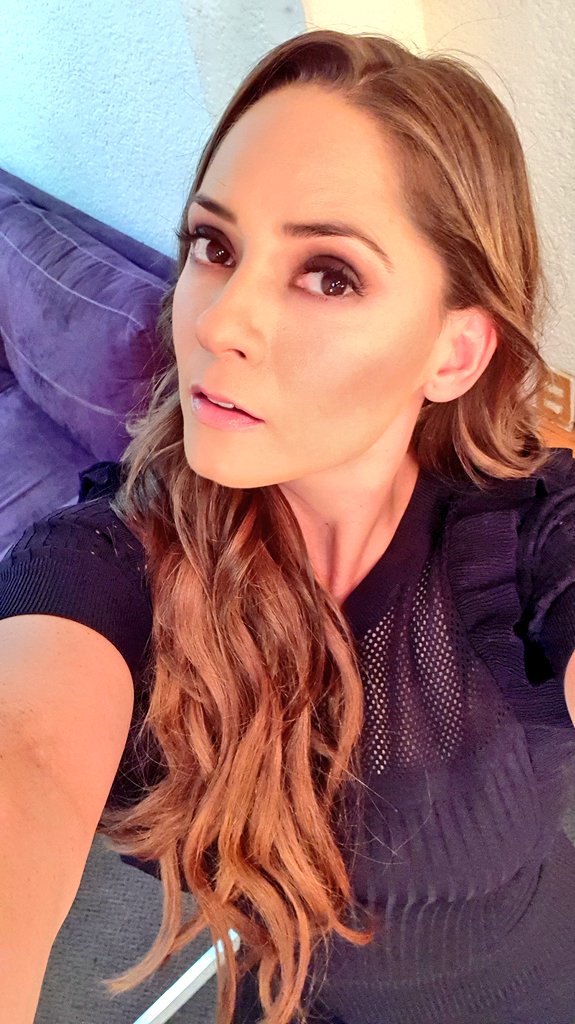 elbajimenez9's tweet image. Los esperamos de lunes a viernes 10:30pm por @mvstvoficial en @RCadenaTV ya se que hoy juega 🇲🇽 pero pueden entrar al Facebook, al canal de YouTube o nos pueden ver en mvstv.tv 
Gracias👗@liverpoolmexico #ScotchSoda #MaisonScotch 👡 @studiofmexico @studiofcolombia