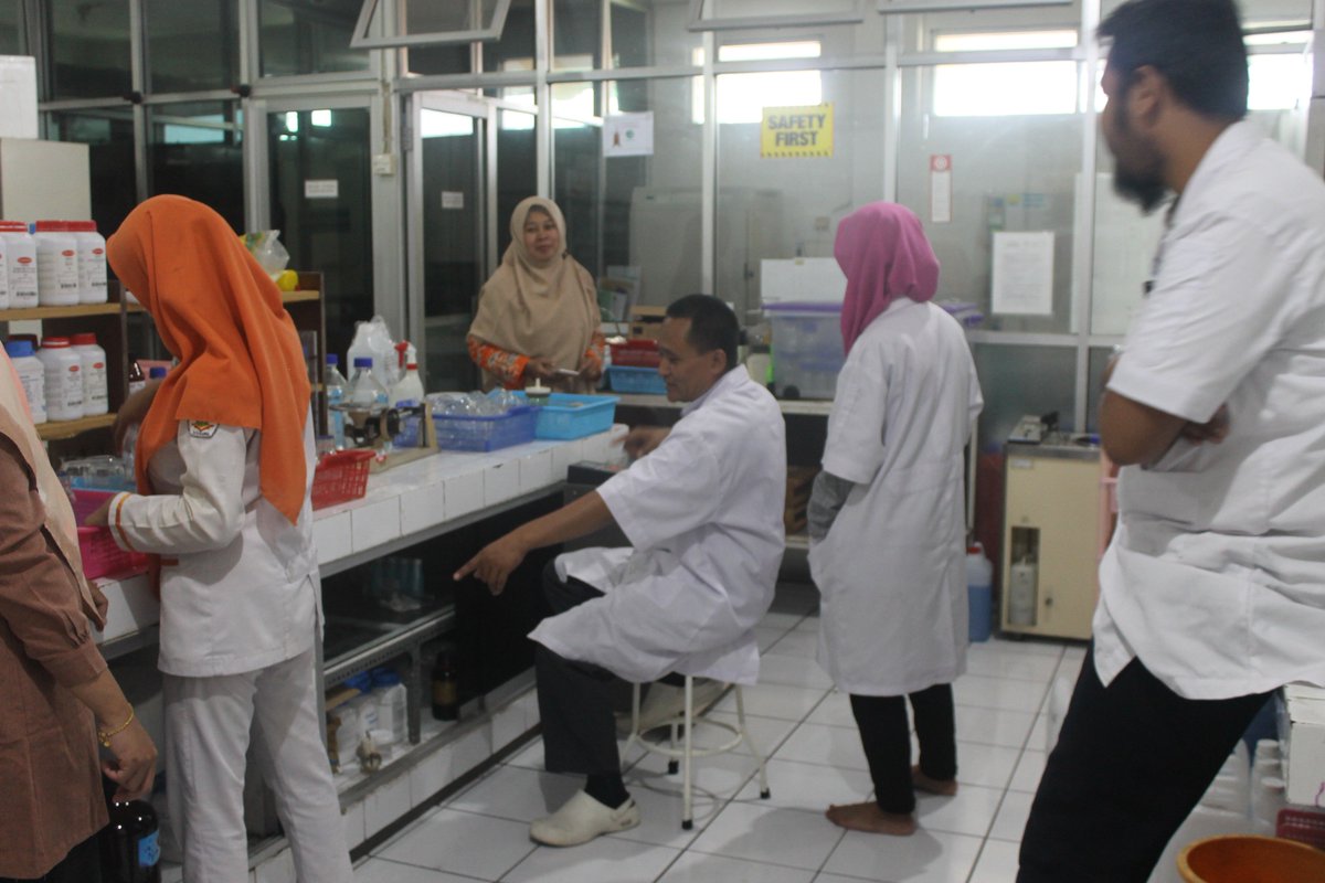 BBSPJPPI_RI's tweet photo. Lab. Mikrobiologi BBTPPI melakukan pelatihan pengujian sampel mikrobiologi selama 3 hari pada 3 karyawan AMDK Kaligua #ptpnix   (17-19 Juni 2019) #insanoke https://t.co/iAJC96xHQG