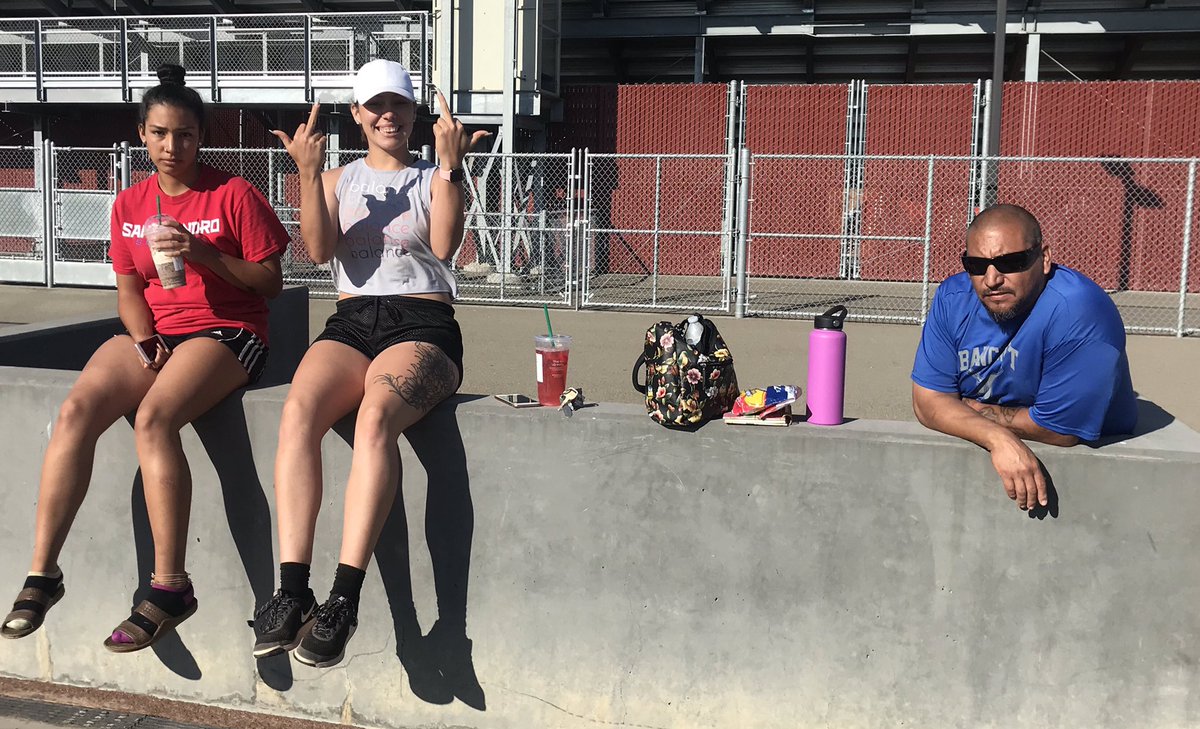 FlowersVee76's tweet photo. Beautiful day with some of my faves! #practicedays #withtheirfavecoach #theirdaddy #neverending @sma_ciera @mayainez7 https://t.co/zrWPpbhq9l