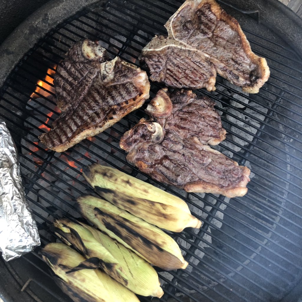 bryantzyx's tweet photo. Grilling out today. @Kingsford @WeberGrills https://t.co/EtDhErUHNT