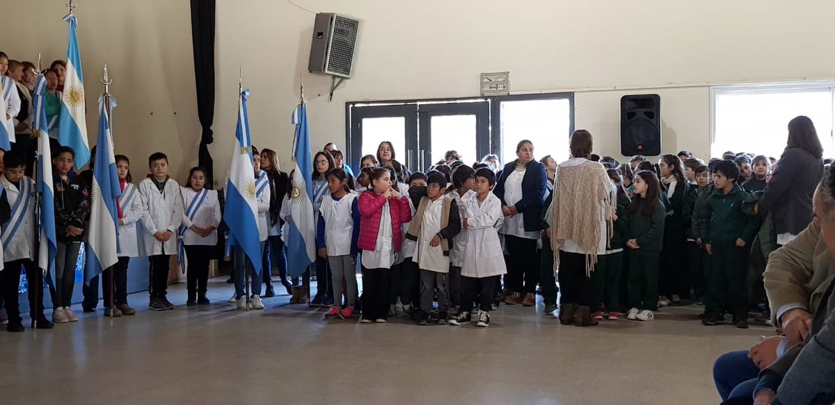 stellafornas's tweet photo. #TuPromesaALaBandera EXALTACIÓN DE LA CRUZ. Los Cardales. Un honor haber participado de tan importante  momento. ¡¡¡Felicitaciones a los alumnos de 4° año Escuelas Primarias!!! @BAeducacion  @baregion11 @juliadeget @gzinny @Ka_E_Ro @adriana_frega @InspeccionGral @prensaExdlaCruz https://t.co/bDbnfg1sLQ
