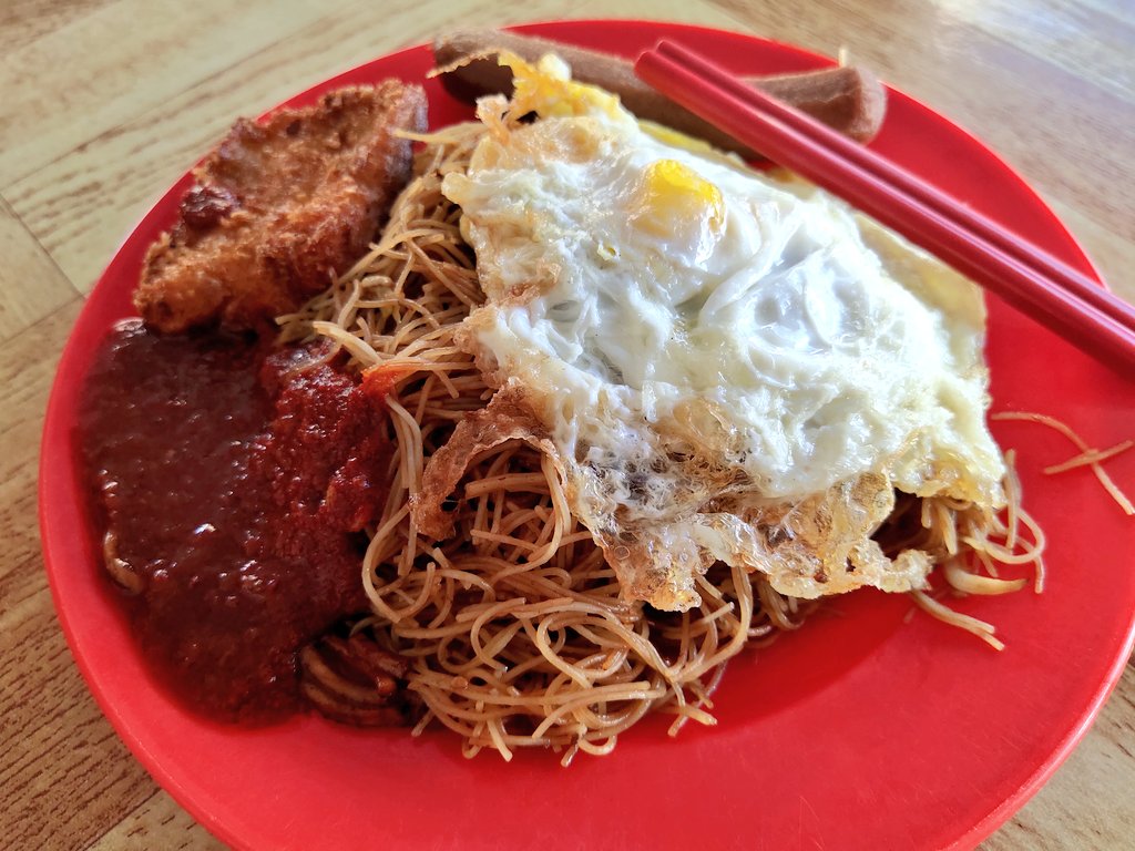 马来西亚早餐之一经济米粉+鸡蛋+热狗+炸鱼片😂