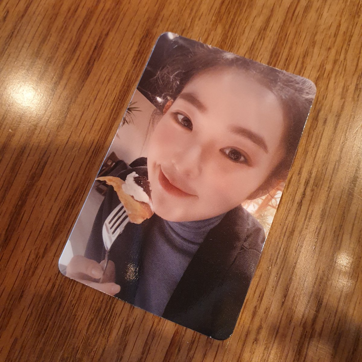 1am9uam's tweet photo. 앨범 배송 기다리기 힘들어서 오프라인으로 1장을 샀는데 긔여운 주현포카가 나왔어요 https://t.co/dxvb9onNrH