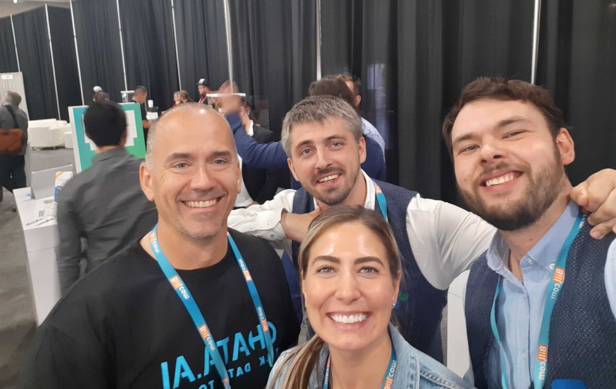 SynderApp's tweet photo. Love catching up with our friends @thechataHQ! ๐
#SNH19 #AppShowdown https://t.co/cIGNHk5jVI