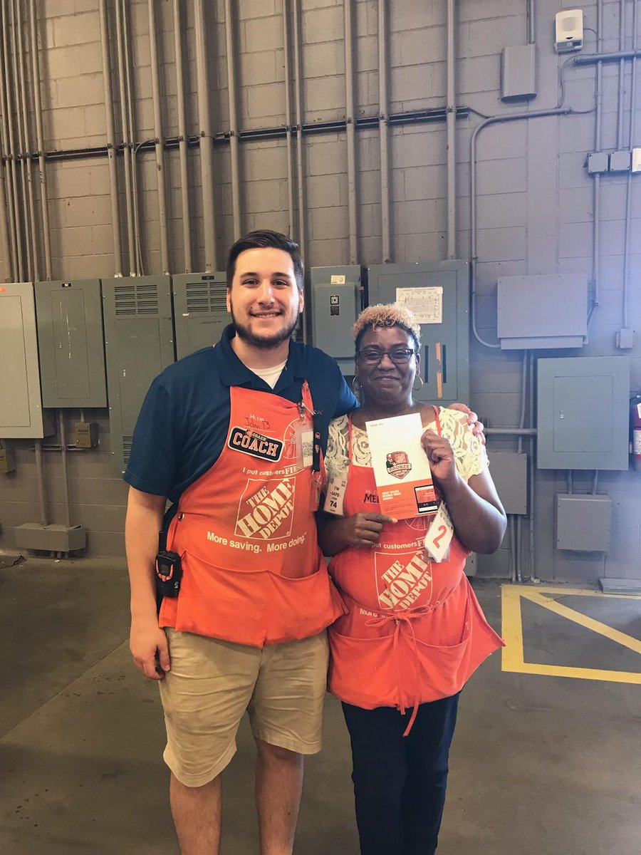 IAmKWestN's tweet photo. GUESS WHAT?!!! My cashier Melissa and Lot attendant Zach both received their bronze badges today! Great Job! #2565timonium #throwsglitter @MsYatesThd2565 @Cmisotti15 @Alexis_3323 https://t.co/YvWGUDd3CF
