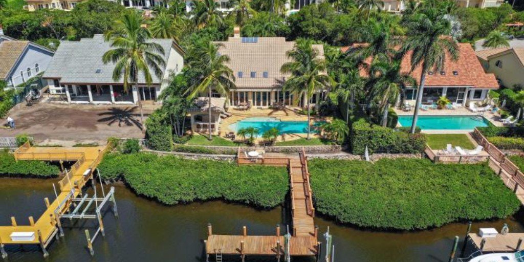 AdmiralsRealty's tweet photo. 209 Island Drive - Admirals Cove
JUST SOLD - $2,060,000

3 Beds, 3.1 Baths, 2.5-Car G, 3,724 sf/ac

#AdmiralsCoveRealty #AdmiralsCove #JupiterRealEstate #JustSold https://t.co/I1MzNjUdMr