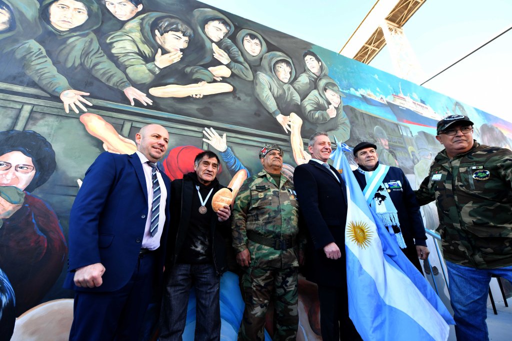 ChubutMe's tweet photo. #MADRYN ARCIONI, SASTRE Y SALA EN LA INAUGURACIÓN DEL MURAL “EL REGRESO” https://t.co/22OAiQwJIL https://t.co/ukzvlrFNLP