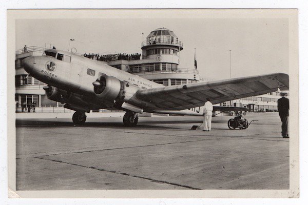 laurentalbaret's tweet photo. [#patrimoine] 1937 • Carte photo. Avion bimoteur de transport Bloch 220 « Poitou » immatriculé F-AOHJ aux couleurs @airfrance posé au Bourget. 16 exemplaires construits © coll. personnelle - notice @Dassault_OnAir https://t.co/pYa734WF4e #LeBourget2019 #100ansMAE #100ansAero https://t.co/zMQicmslcl