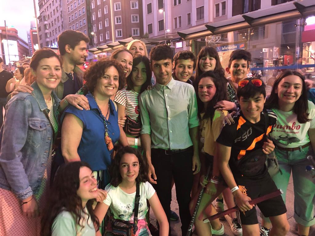 salesianosHUESC's tweet photo. Alumnado de #ESO2 disfrutando de Madrid. Esta noche han alucinado con un poco de magia de la mano de @ElMagoPop #nadaesimposible #persiguetussueños https://t.co/GWcChAL48E
