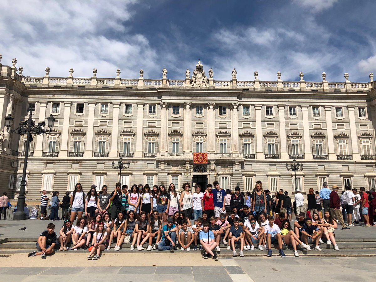 salesianosHUESC's tweet photo. Alumnado de #ESO2 disfrutando de Madrid. Esta noche han alucinado con un poco de magia de la mano de @ElMagoPop #nadaesimposible #persiguetussueños https://t.co/GWcChAL48E