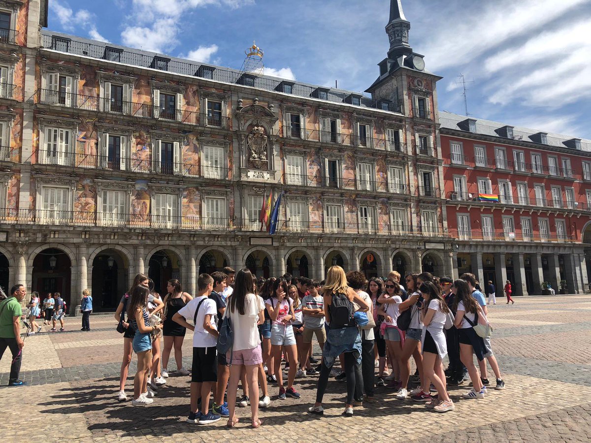 salesianosHUESC's tweet photo. Alumnado de #ESO2 disfrutando de Madrid. Esta noche han alucinado con un poco de magia de la mano de @ElMagoPop #nadaesimposible #persiguetussueños https://t.co/GWcChAL48E