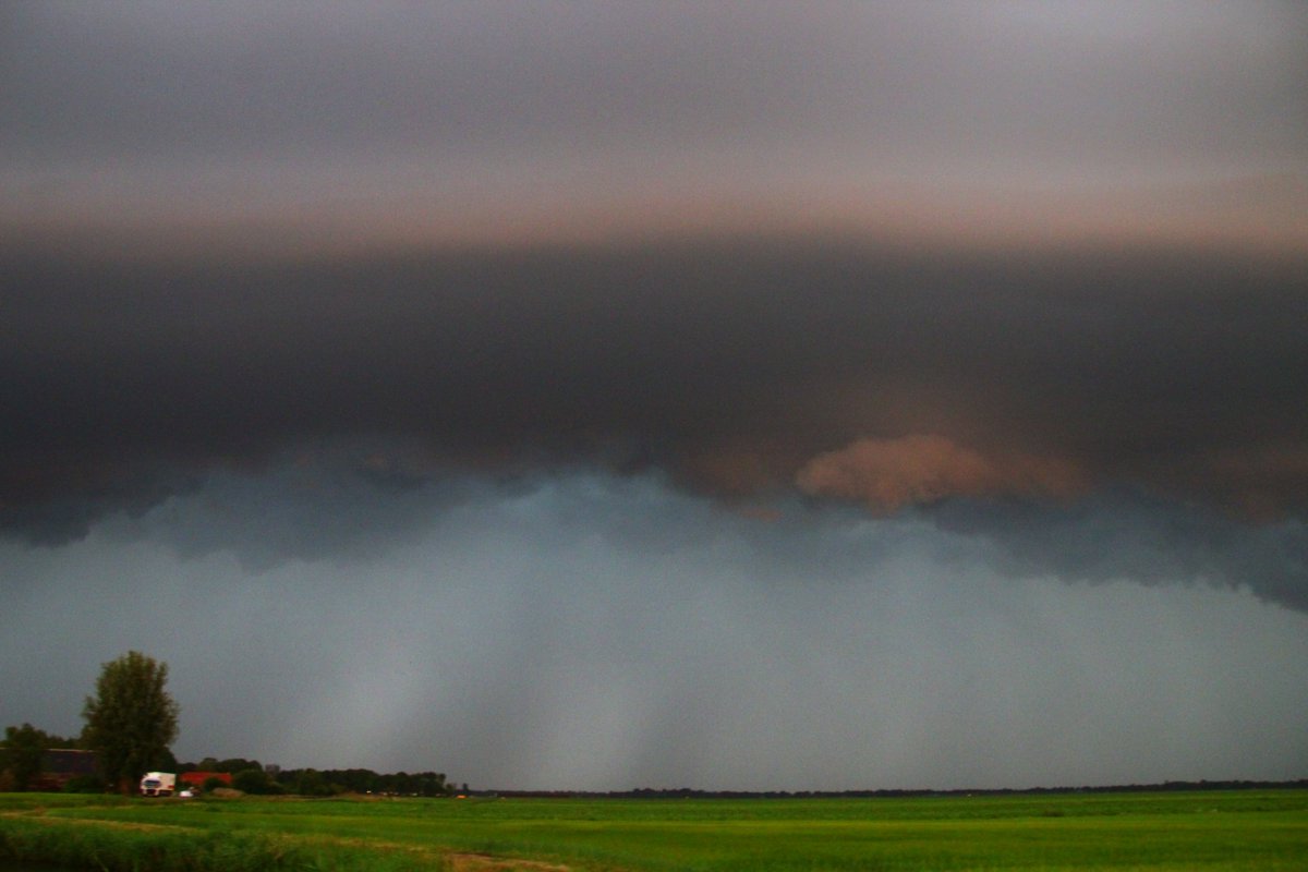 meijer1970's tweet photo. Cumulonimbus arcus of wel en rolwolk bij langeboschmeer in Wildervank vanavond genieten en nog eens genieten https://t.co/pH619dK3W0