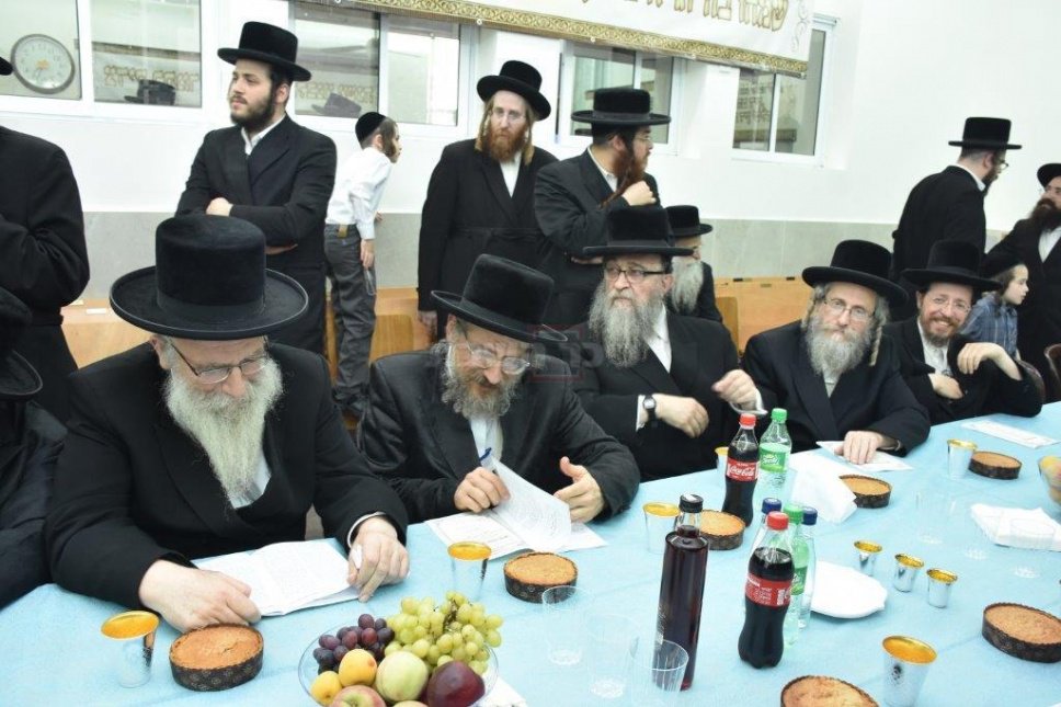SerdahelChusid's tweet photo. Bikur Kodesh: MORE: Rabiny Shlit"a giving out Seifer "V'zarom Lefunechu Yikon" for Admori"m V'Raboonim, PHOTO: https://t.co/HhR6DFFyFQ