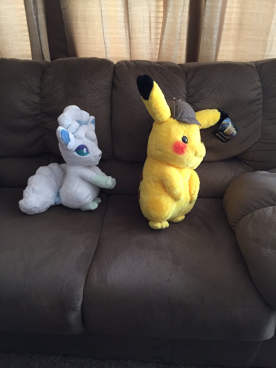 Scarlie_V's tweet photo. Here’s a size comparison of the Takaratomy life size #Alolanvulpix and #pokemoncenter #DetectivePikachu plushies the detective #pikachu is a bit bigger I would love to see a Pokémon center life size #vulpixplush maybe they’ll make one in the future ❤️ #vulpixlove #toy @pikavee43 https://t.co/XNE82RVtWW