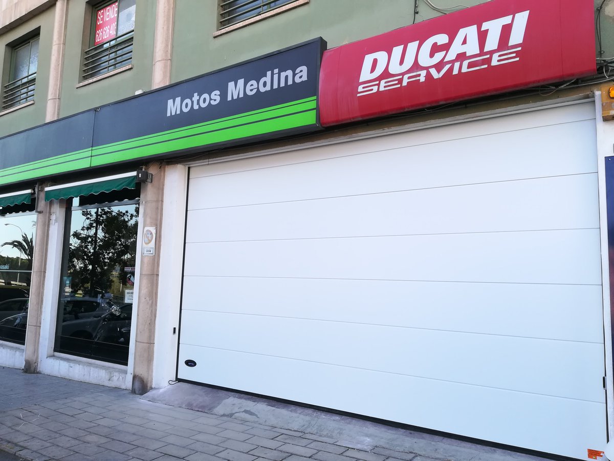 AutomatismosSg's tweet photo. Puerta automática seccional industrial panel liso #Novoferm😎 Una puerta de competición, así es Motos Medina concesionario oficial de #Kawasaki y #Ducati en #Alicante apuesta por #AutomatismosSG👉"Un espectaculo de puerta"¿Te gustaría una como esta? Llámanos ☎️ 96 5434315 https://t.co/66bZU6Sdh2