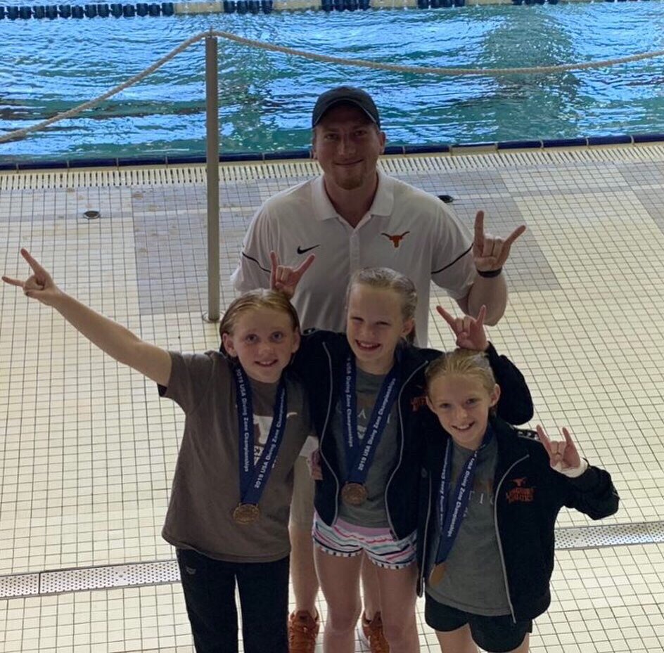 Big CONGRATULATIONS

Iris, Eve, and Elizabeth on qualifying for the USA Diving Junior Nationals Championships 🇺🇸 

#WeAreTXLA #Hookem